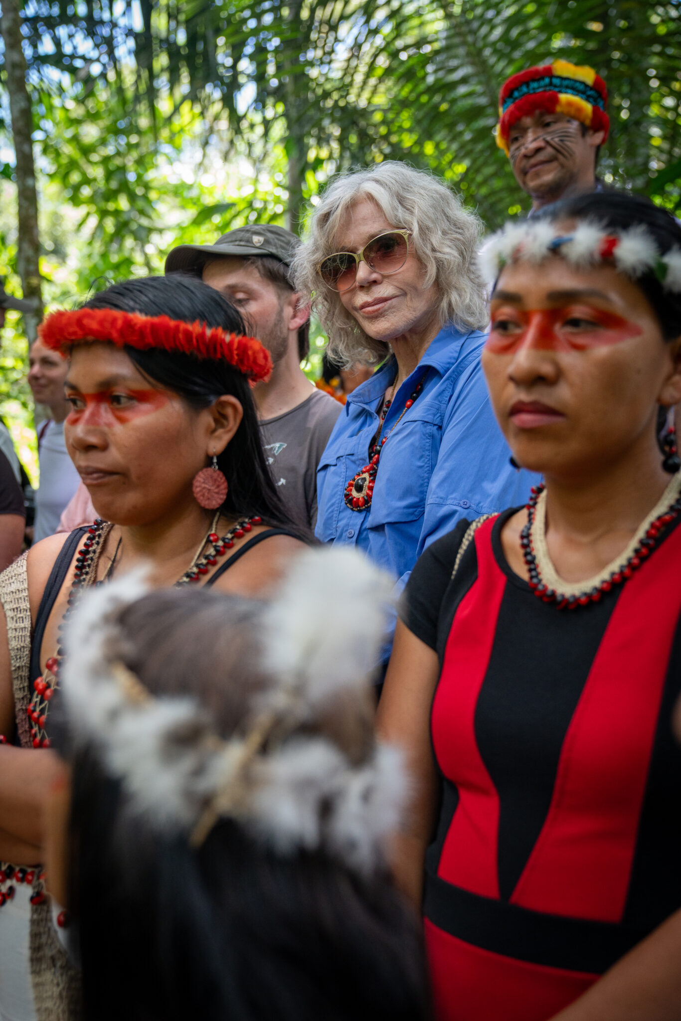 Una delegación de Alianza Ceibo, Amazon Frontlines, representantes de otras nacionalidades de la Amazonía, y la activista Jane Fonda participan en un toxic tour para evidenciar los daños causados por la extracción petrolera a propósito de la ronda sur oriente. 

Fotos por Michelle Gachet para Amazon Frontlines.